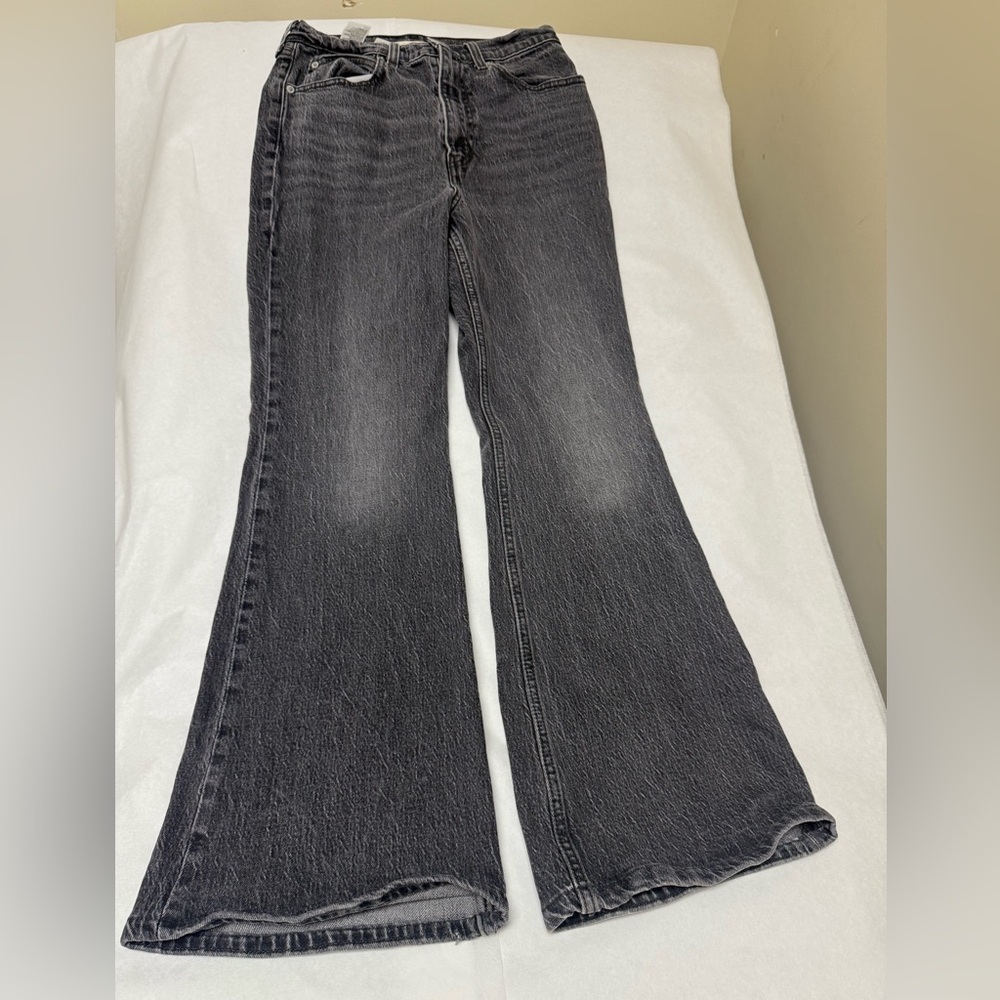 🔳Levi's 70s High Flare Jeans in a faded black or gray wash.🔳